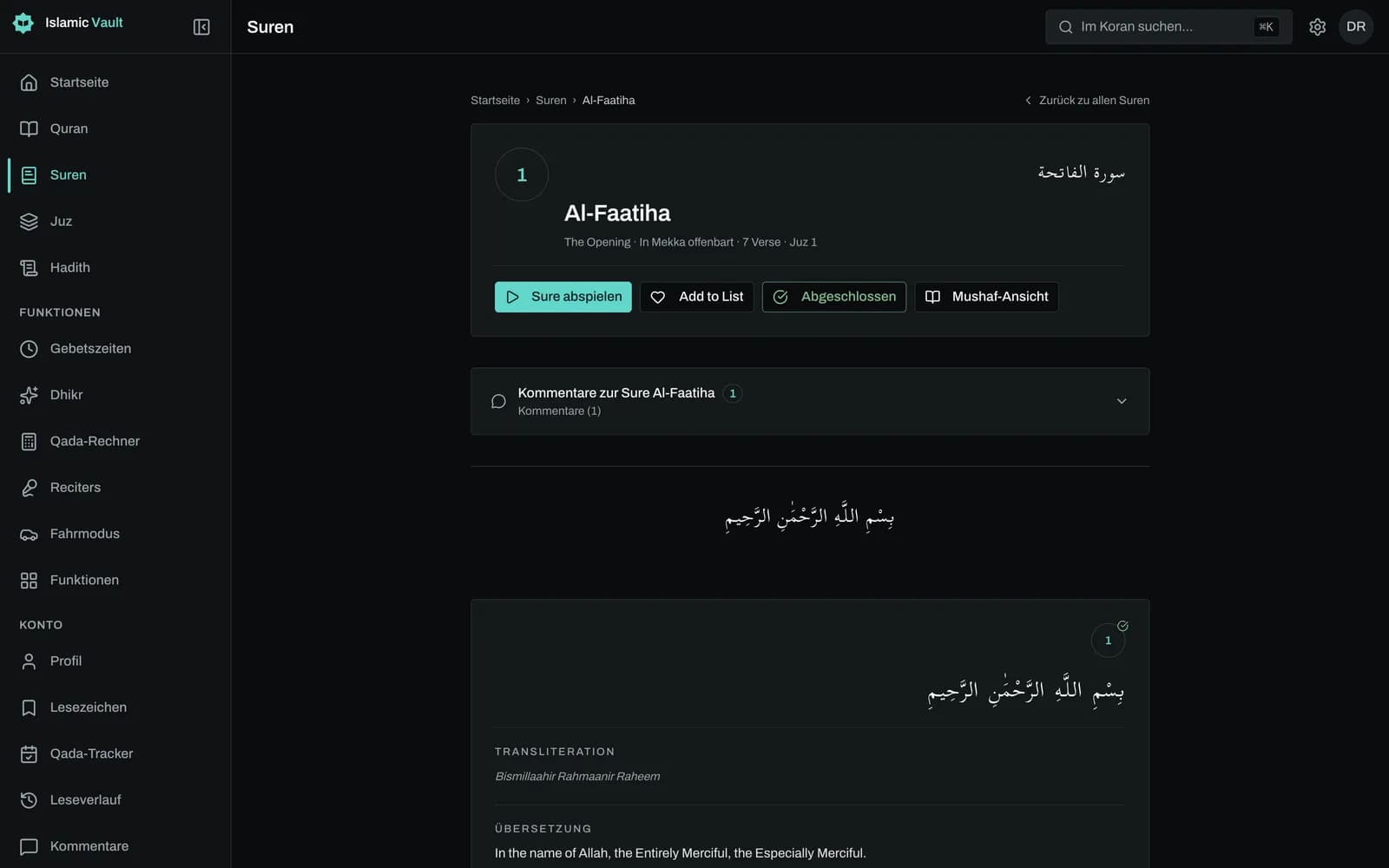 Sure Al-Fatiha im Koran-Reader: Jeder Vers zeigt den vokalisierten arabischen Text, eine Zeile Umschrift in lateinischen Buchstaben und die gewählte Übersetzung, daneben Tasten zum Abspielen, Kopieren, Merken und Teilen.