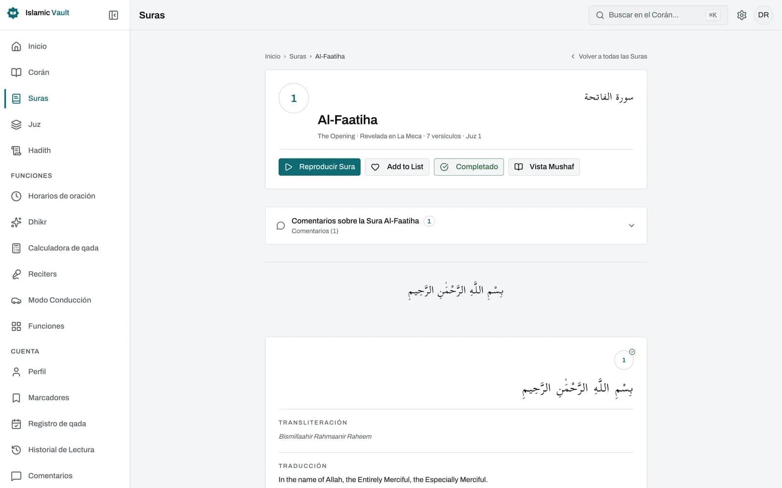 La sura Al-Fátiha en el lector del Corán: cada aleya muestra el texto árabe vocalizado, una línea de transliteración y la traducción elegida, con botones para reproducir, copiar, guardar y compartir.