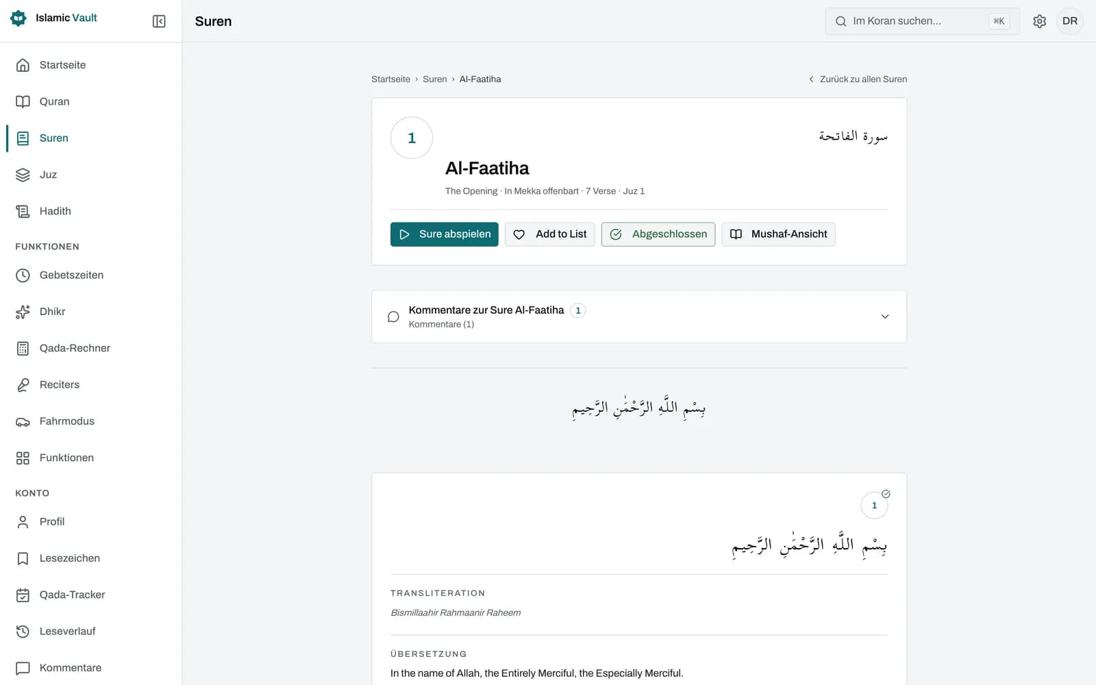 Sure Al-Fatiha im Koran-Reader: Jeder Vers zeigt den vokalisierten arabischen Text, eine Zeile Umschrift in lateinischen Buchstaben und die gewählte Übersetzung, daneben Tasten zum Abspielen, Kopieren, Merken und Teilen.